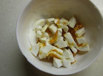 step1: 鹹蛋切碎備用