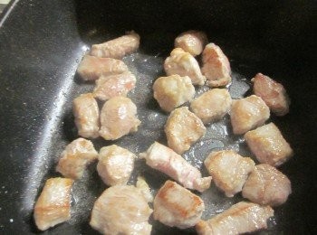 step4: 鍋子加油放入肉塊煎到外表金黃