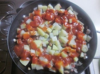 step3: 視鍋子大小而定,淋上可果美蕃茄鍋高湯4-6大匙