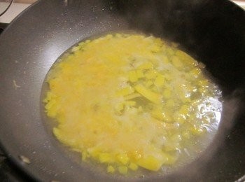 step4: 原鍋放南瓜續加白胡椒.塩及2杯半的水煮到滾如果喜歡南瓜有口感就不要煮太爛