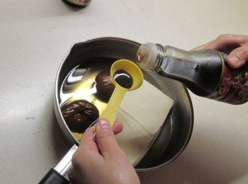 step3: 加入香菇及香菇水.榖盛壽喜燒3大匙.少許塩於鍋中,再加入水至淹過豆腐