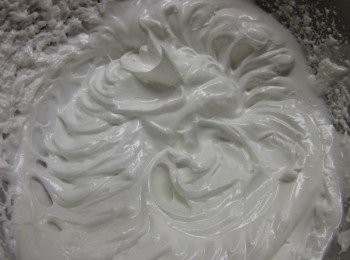 step3: 蛋白蛋黃分開,蛋黃攪散備用,蛋白打至乾性發泡花紋明顯(如圖示)攪打途中細砂糖分3-4次加入一同打發