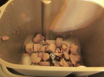 step2: 將作法1.魚肉投入容器內