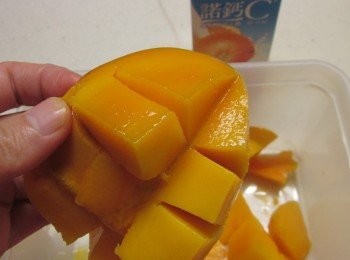 step2: 芒果先片成二片,再切成井字取出果肉