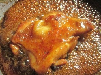 step5: 經過5-10分鐘後<span class="group_2">醬汁</span>已濃縮(如圖所示),拿出雞腿排稍涼切片,將約3飯碗的煮麵水倒入煎鍋和濃縮的<span class="group_2">醬汁</span>煮勻即為湯頭,最後將湯倒入盛好麵的碗中,擺上雞腿排和青菜.灑上葱花即可