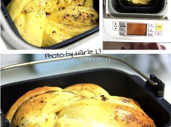 step8: 這次的最後發酵花了不到一個半小時的時間
麵糰發酵至容器的八分高時
按下機器上的《取消鍵》停止模式
為麵糰刷上蛋液
可以準備進入烘烤了


(Panasonic SD-BMS105T Mode22 蒸麵包模式)

調整麵包機的設定為 Mode22 《蒸麵包模式》
此模式可以直接進行烘烤作業，全程於 35 分鐘完成。
成品的高度正好跟容器齊高，成品漂亮讓人滿意