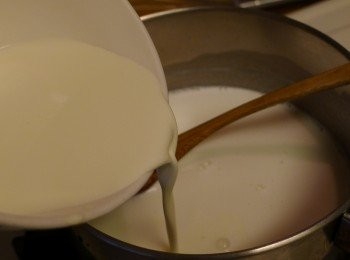 step4: 製作<span class="group_3">布丁液</span>，取另一鍋倒入鮮奶與鮮奶油，以小火加熱至溫度與體溫接近時，倒入砂糖攪拌均勻