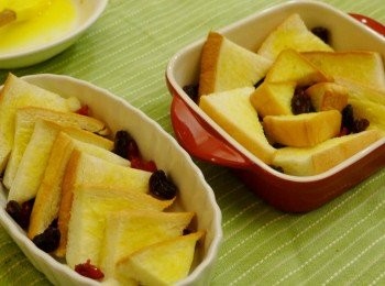 step6: 在烤皿中灑上些許葡萄乾、蔓越莓乾，將吐司以花形排入烤皿(也可以錯落擺放)