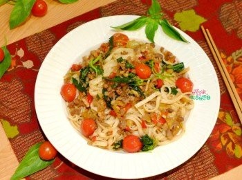 step8: 炎炎夏日，來一盤打拋豬拌麵，吃光光還意猶未竟喔:)