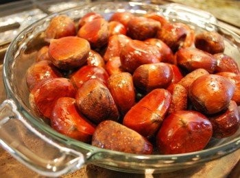 step4: 瀝乾後外表均勻裹上蔬菜油，於375℉/190℃烤箱中烤30~40分鐘 ＊烘烤時間視栗子大小與烤箱火力而異，可以取出試吃，或觀察切口是否微微爆裂