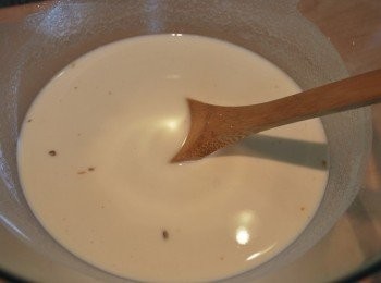 step7: 另取一碗將在來米粉、玉米粉與冷水(含浸香菇、蝦米水)調勻至無粉粒狀態的粉漿