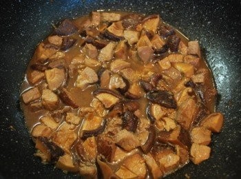 step7: 加入腌好的梅花肉（連同腌肉汁）及其他調味料，加蓋小火煮約15分鐘至入味