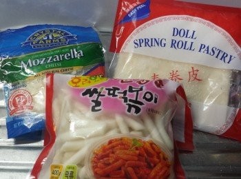 step1: 先將春卷皮由冰箱拿出來回溫10-15分鐘。