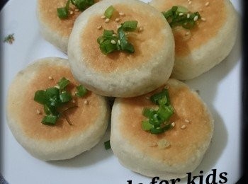 step4: 2）放2湯匙油在平底鑊內慢火將底面煎至金黃色後加入3湯匙水
3）加水後蓋上鍋蓋火轉細火焗5分鍾, 即成！