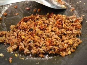 step6: 接著加入餘下的調味料 1，以中小火炒勻。