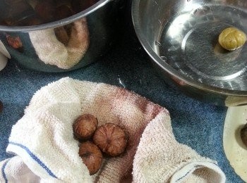 step2: 栗子用滾水煮2分鐘,用毛巾去殼