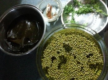 step1: 綠豆浸水4小時以上後洗淨,乾海帶略為浸軟身洗淨,陳皮浸軟,臭草洗淨切一開二