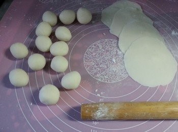 step10: 平均分成24等份將一份麵團壓扁