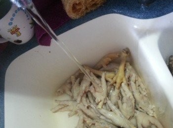 step2: 煮好30分鐘後的鳳爪用水沖淨