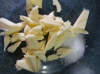 step3: 用大碗裝住牛油及鹽