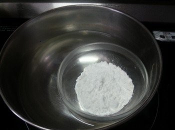 step2: 澄麵粉用熱水座熱粉2分鐘