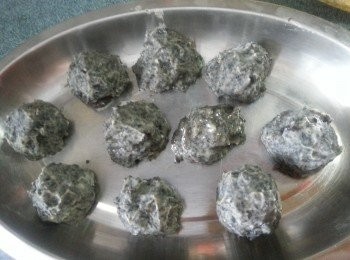 step7: 將以拌勻之花生醬放入冰箱冷藏20分鐘後搓揉成10粒圓型丸狀,放回冰箱備用