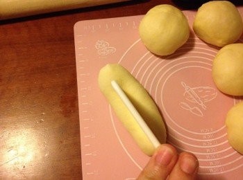 step7: 用刮刀在中間介一刀, 不要切斷, 形成V形