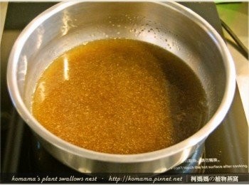 step2: 先將黑木耳養生露直接倒入鍋中，可依個人喜好添加開水降低湯品稠度。