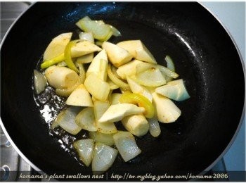 step3: 隨後加入切成塊狀的筊白筍，與洋蔥一同拌炒。