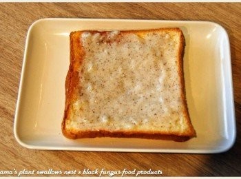 step3: 接著將香草口味的黑木耳米布丁，直接填滿在內四角形中。