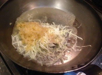 step8: 將醬料混合，以煮豬腳的湯汁煮酸菜與高麗菜絲，略以糖調味備用。