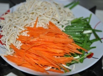 step1: 備料:將豆干絲略切成小段、珠蔥與紅蘿蔔分別切段切細絲