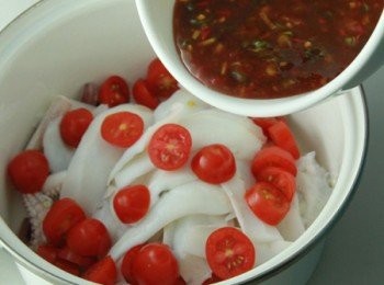 step3: 取容器，放入透抽、小番茄片、九層塔葉、香菜葉、金桔片，倒入五味拌勻入味後即完成。