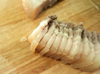 step3: 五花肉切薄片，小黃瓜切薄片，將小黃瓜片與五花肉片分層擺放於盤內，最後淋上剁椒蒜泥淋醬即完成鹽香辣味十足的剁椒蒜泥白肉。