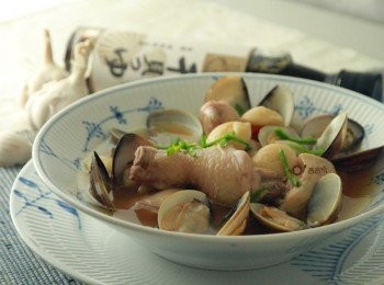 step3: 加入蛤蜊續蒸至皆開口熟後，灑上青蒜絲即完成鮮香四溢口感溫潤的蒜頭蛤蜊雞鍋。