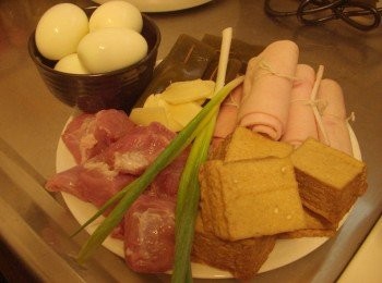 step1: 1.先準備好所需<span class="group_1">材料</span>ˊ豬肉切塊ˊ海帶以牙籤固定ˊ 豬皮用綿繩綁成卷筒狀ˊ薑切片ˊ蒜頭拍碎