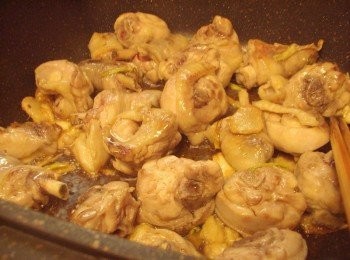 step4: 4.然後再放入雞肉ˊ拌炒至雞皮焦香金黃