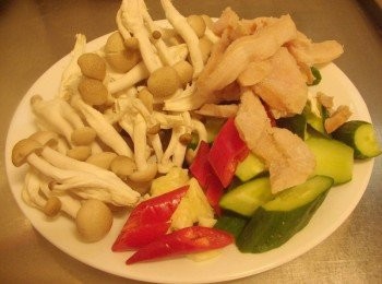 step1: 準備好所需<span class="group_1">材料</span>ˊ並清洗處理成適當大小