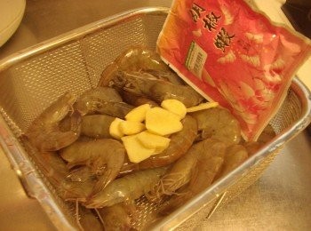step1: 先準備好所需<span class="group_1">材料</span>，蝦子剪掉鬚開背去腸泥， 薑切片ˊ蒜略拍一下ˊ蔥切細末