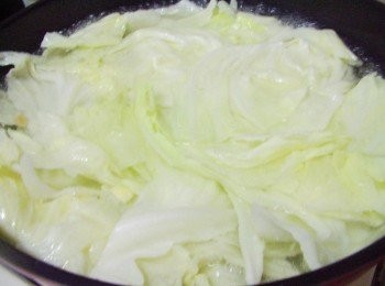 step3: 接著加入適量的水煮滾ˊ並加入少部分高麗菜帶出甜味 (成為最基本湯底)....怕味道太淡ˊ烹大師ˊ雞粉ˊ 鮮味炒手ˊ或排骨湯塊ˊ甚至沙茶醬都是便利方法ˊ 但~其實火鍋料經過煮就非常有味道了。