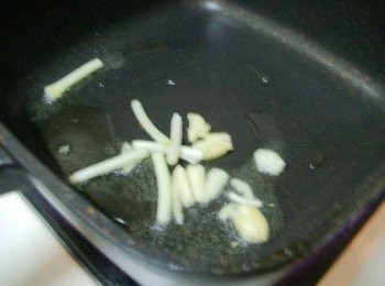 step2: 準備好鍋子ˊ放入油1.5大匙燒熱ˊ然後將蔥段ˊ蒜頭爆香