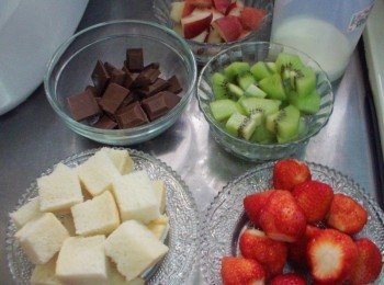 step2: 將所有<span class="group_1">材料</span>準備好ˊ並清洗乾淨切成丁狀備用 這甜蜜<span class="group_2">巧克力鍋</span>ˊ雖然有酸有甜ˊ但有 【高露潔抗敏專家‧享受美食不怕敏感酸痛喔！】 擁有一口健康的牙齒，才能享受美食不怕痛！ 輕鬆大快朵頤，酸甜苦辣、冰的熱的，無禁忌！無畏懼！ 高露潔抗敏專家全系列，全方位抗敏護理，立即見效，持久舒緩保護！