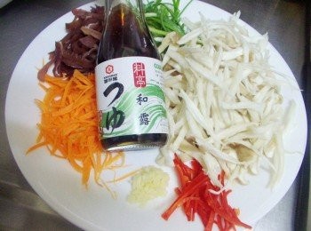 step1: 先準備好所需<span class="group_1">材料</span>ˊ所有蔬菜洗淨處理成細絲狀ˊ (杏鮑菇我用手撥絲)蒜頭切細末備用