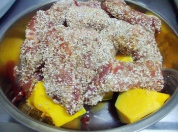 step4: 將剩下的醬汁淋於南瓜上ˊ並鋪排上處理好的豬小排