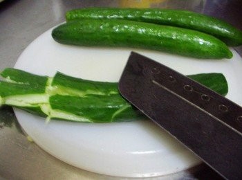 step2: 小黃瓜去頭去尾ˊ用刀背略拍小黃瓜ˊ然後切成等長小段