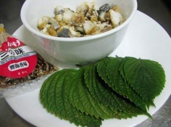 step2: 將步驟1煎好吐魠魚處理成細碎塊狀ˊ紫蘇葉洗淨擦乾水份ˊ備用