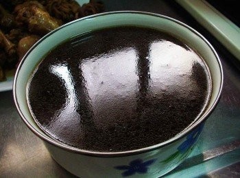 step5: 湯汁可別丟掉喔ˊ一樣可用真空機真空密封保存ˊ FOODSAVER真空保鮮機除了真空袋之外, 也有賣真空保鮮盒和醃漬罐等等配件喔ˊ將滷汁或平時大鍋完成的高湯ˊ真空處理。 待需要做時變成老滷汁再次運用即可~