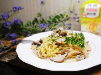 step8: 清爽又兼具美味，而且更健康更沒負擔的白醬菌菇義大利麵就完成囉。