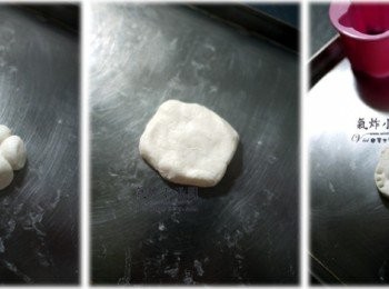 step3: 1.用八顆小湯圓搓揉在一塊 2.接著用Kitty模壓出kitty型來