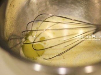 step2: 倒入冷開水+橄欖油拌勻。